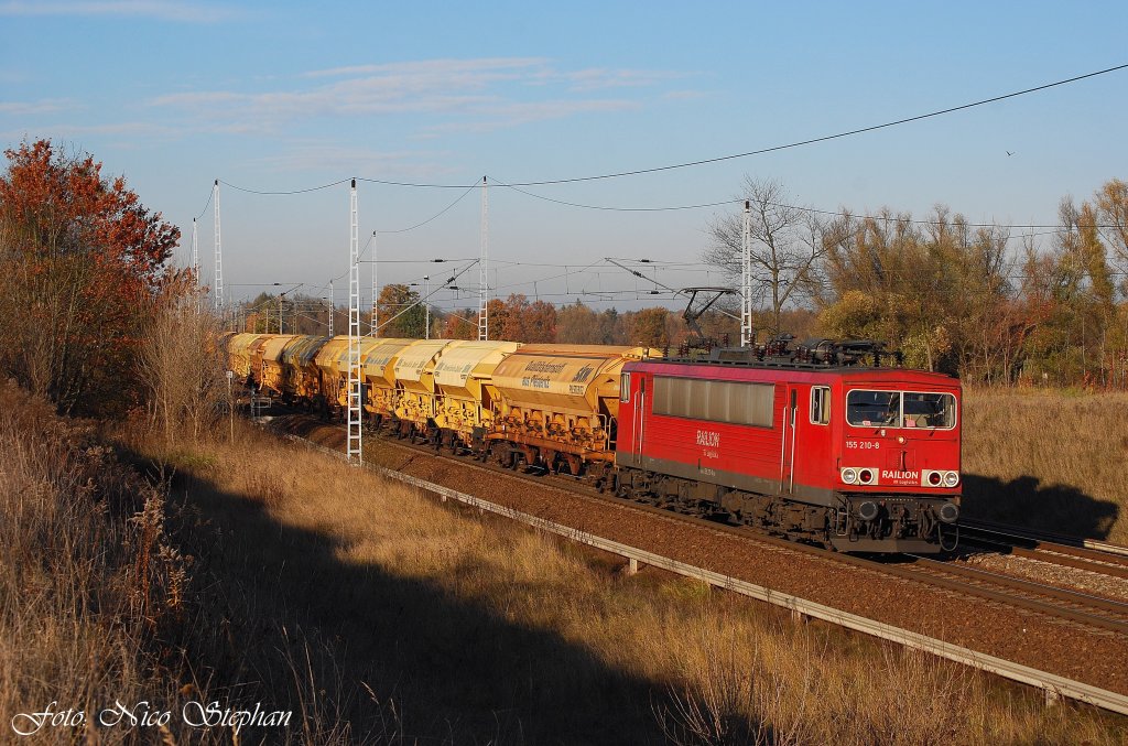 Am spten Nachmittag fuhr 155 210-8 mit ihrer Fuhre aus gelben Harnstofftransportern durch das herbstlich gefrbte Brandenburg,B 72 bei Priort (07.11.09)