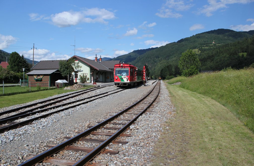Am spten Nachmittag macht sich die Murtalbahn auf in Stadl an der Mur Richtung Tamsweg,Juni 2012
