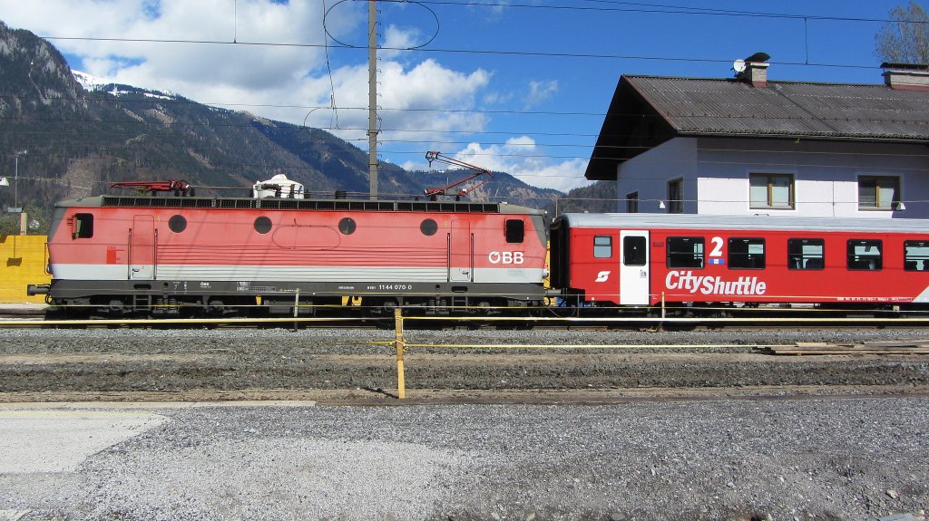 Am spten Vormittag des 21. Aprils 2012 kam die 1144 070 mit einer Leerpersonenzuggarnitur durch Brixlegg. Dies ist die Garnitur fr den REX 5300, der morgens von Kufstein nach Innsbruck fhrt. Da samstags diese Relation jedoch mit einem Talent (4024) bedient wird, steht in Innsbruck fr den Gegenzug keine Garnitur bereit und somit muss der Zug leer berstellt werden. Der Zug fhrt auf Gleis 2 durch, da die Mittelgleise wegen des Umbaus abgetragen worden sind.