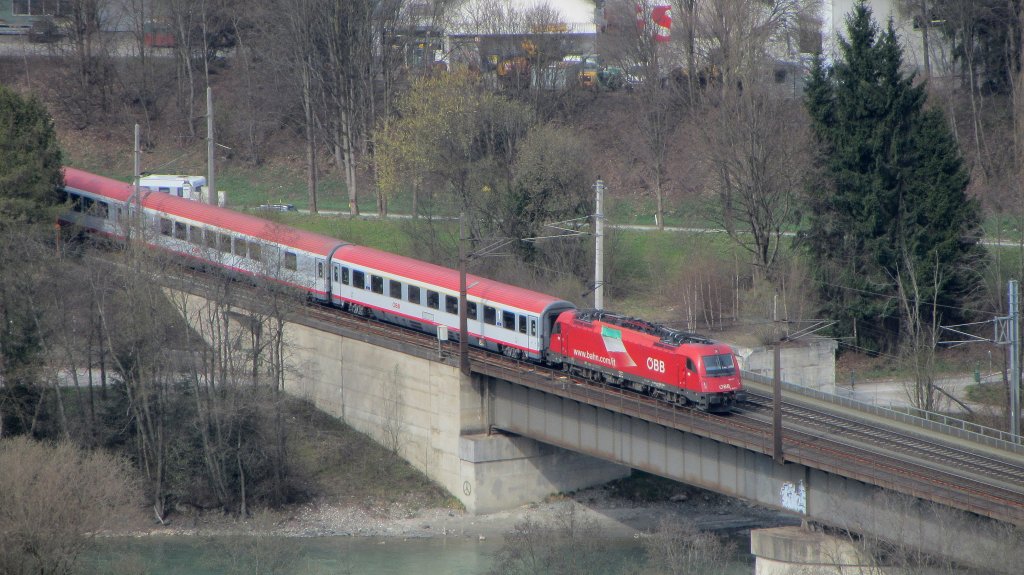 Am spten Vormittag des 4.4.2012 konnte ich den EC 82 mit 1216 014 bei Brixlegg auf dem Weg nach Mnchen fotografieren.