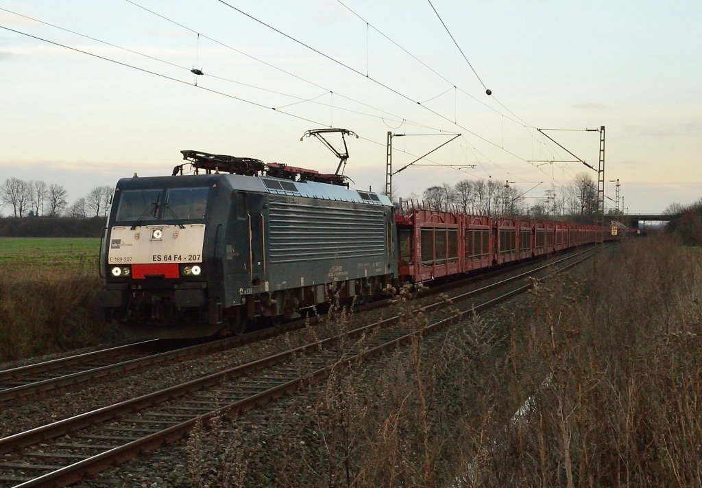 Am spteren Freitagnachmittag des 11.1.2013 kommt die MRCE E189 207 mit einem Autotransportwagenleerzug die Noithausenerkurve herauf gefahren und befindet sich gerade wieder im Geflle gen Gubberath auf der Kbs 465 in Richtung Mnchengladbach.