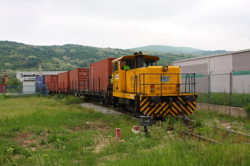 Am Stadtrand der serbischen Stadt Pirot bediente am 13.5.2013 diese Werklok
einen Industrieanschluss. Bei der berquerung der Hauptstrae sicherten 
zwei Rangierer den Fahrbetrieb ab.