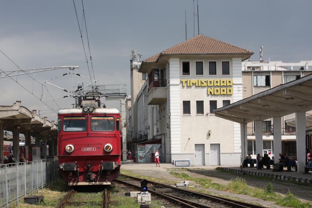 Am Stellwerk des Bahnhofs Timisoara Nord steht am 12.5.2010 
die CFR Elektrolok 41-0137-4.