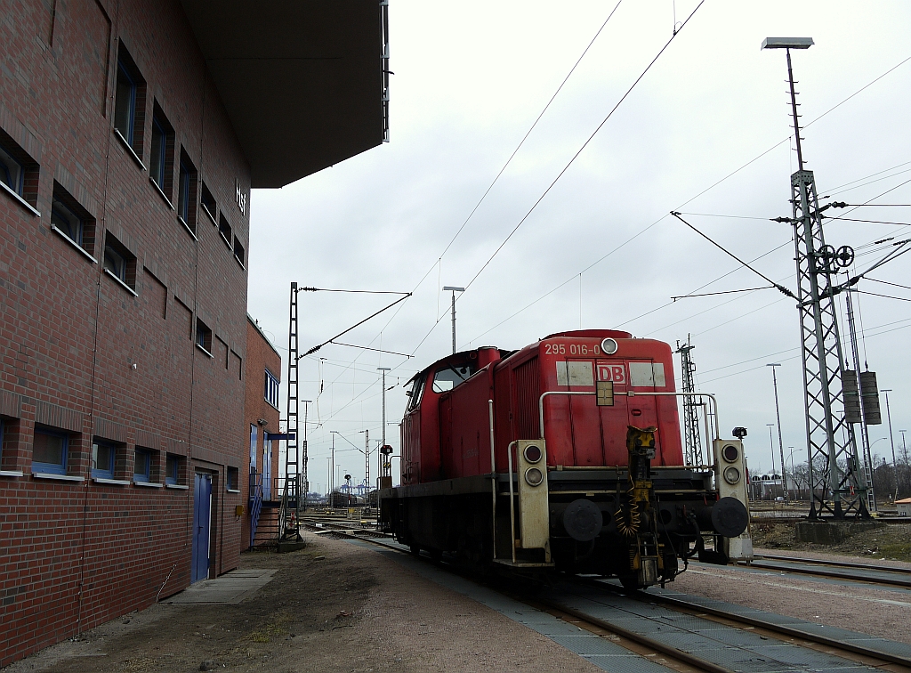 Am Stellwerk Hsf kann man am Wochenende ohne Zugangsbeschrnkungen - und von den Eisenbahnern freundlich beobachtet - die abgestellten Rangierloks sehen: hier eine BR 295. Hafenbahnhof  Hamburg Sd , 14.4.2013