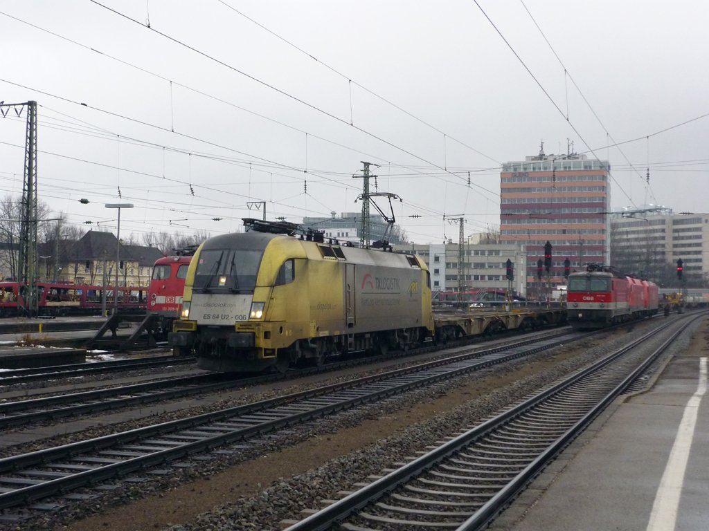 Am Stutzen wartet eine 113 auf Arbeit, in der mitte haben wir ES 64 U2 006 mit Ihrem Gz, sowie den Lokzug in Richtung Mnchen Nord bestehent aus einer 185 1116 und 1144, in Mnchen Ost, am 06,02,2010