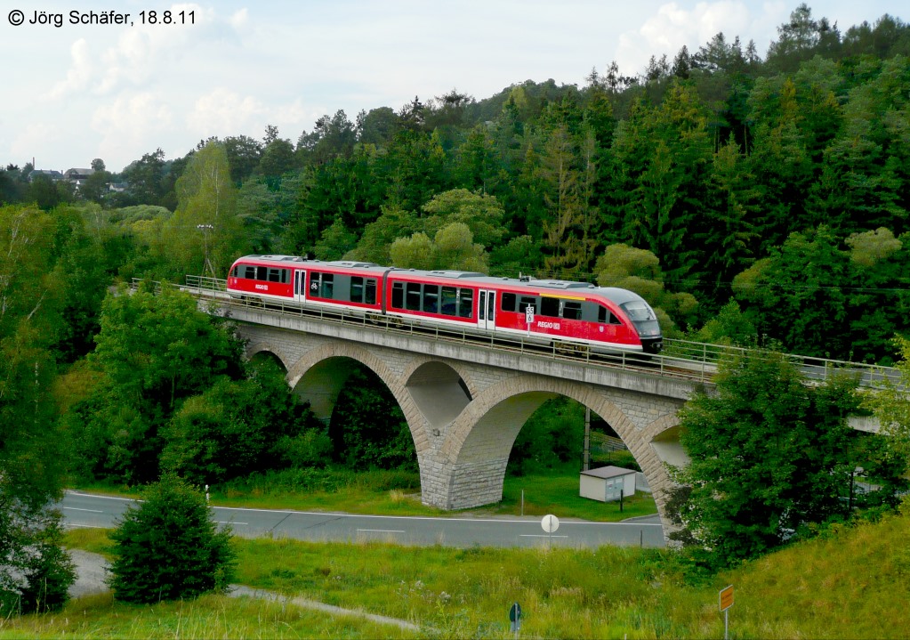 Am sdlichen Stadtrand von Lobenstein berquert die Bahnlinie die Lemnitz und die Staatsstrae nach Blankenstein auf einem Steinbogenviadukt. 642 013 fuhr am 18.8.11 ber die Brcke. (Blick nach Osten)
