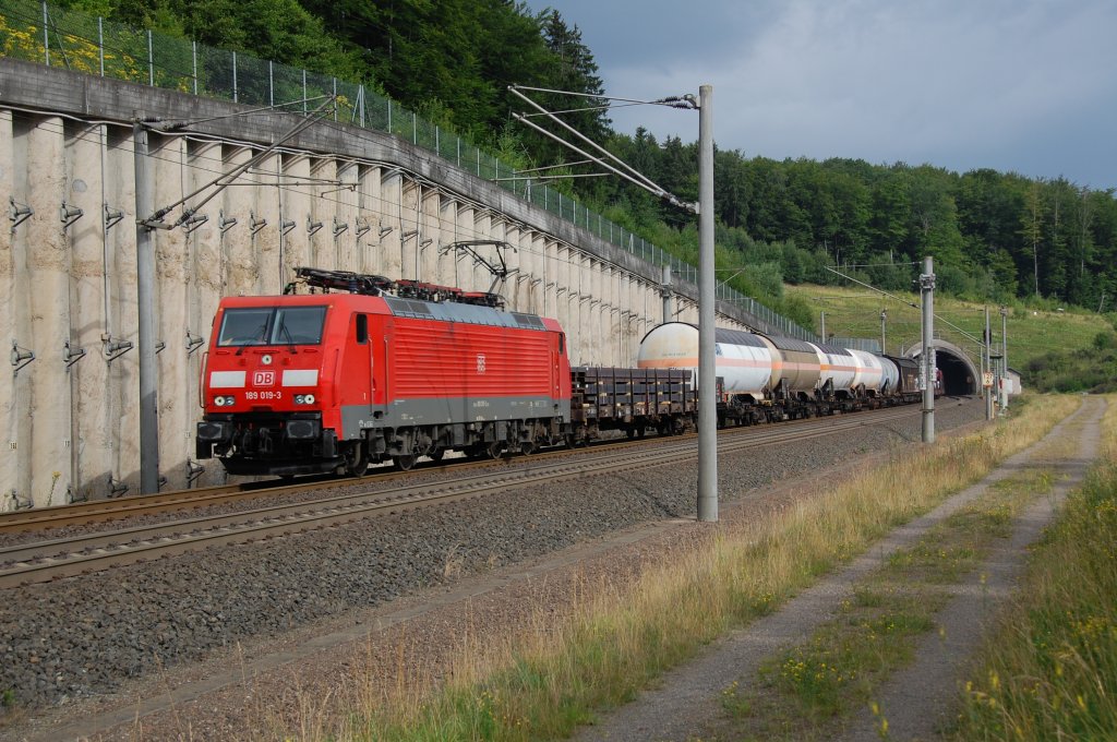 Am Sdportal des Eggetunnels bei Willebadessen ist 189 019-3 mit ihrem gemischten Gterzug am 04.08.2012 sdwrts unterwegs.