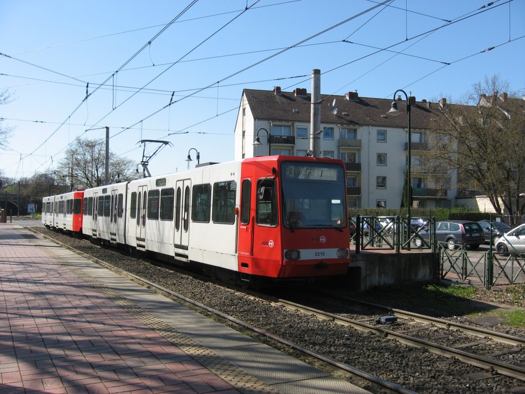 Am Tag des 06. April 2010 stand TW 2215 mit einem weiteren unbekannten Wagen vom Typ 2200 als Linie 3 Richtung Mengenich in der Haltestelle  Frankfurter Strae  in Buchheim.