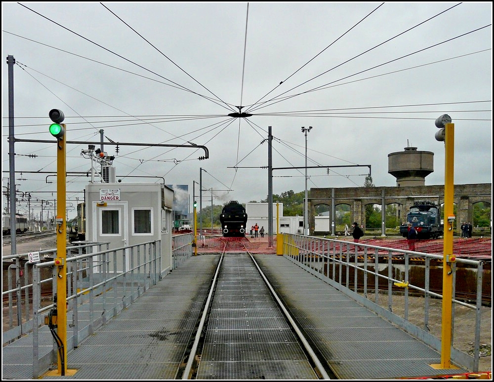 Am Tag der offenen Tr im Dpot von Thionville konnten smtliche Anlagen und Weksttten besichtigt werden. Die SNCF Mitarbeiter boten den Besuchern spontane Fhrungen an und gaben fachmnniche Erklrungen zu ihrer Arbeit. Die Drehscheibe, mit der luxemburgischen Dampflok 5519 und dem franzsischen Bgeleisen BB 13052 im Hintergrund, bot ausserdem ein tolles Fotomotiv. 26.09.2010 (Hans)