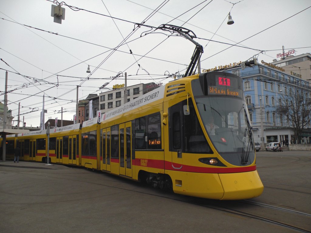 Am Tango 152 wurde ein provisorischer Spiegel angebracht, weil die Kameras eine nicht so gute Sicht nach hinten erlauben. Der Tango fhrt Richtung Aeschenplatz auf der Linie 11. Die Aufnahme stammt von 02.02.2010.