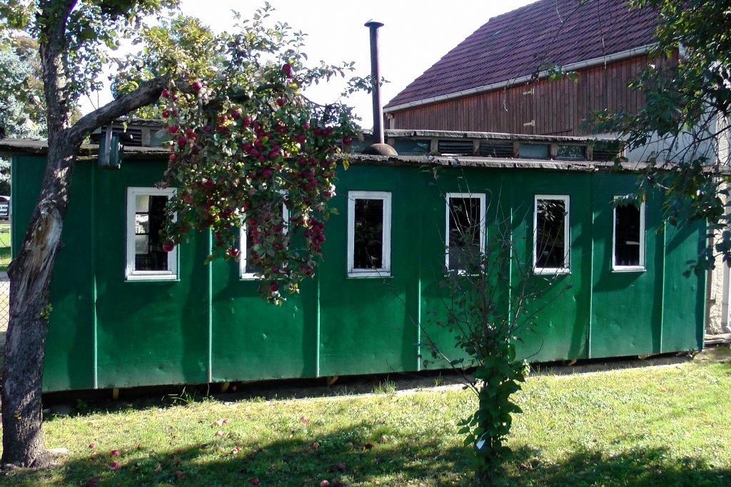Am Torschild stand nicht Du pont, aber mir fiel gleich der Schlager ein:   In einem Garten da steht ein Wagen ....  
Auf einer Radtour in Sacka am 30.09.2012 gegen 11:54 Uhr entdeckt.
Heute als Werkstatt genutzt wute ein Nachbar zu erzhlen, auch das Untergestell wre vollstndig bis auf die Radstze.