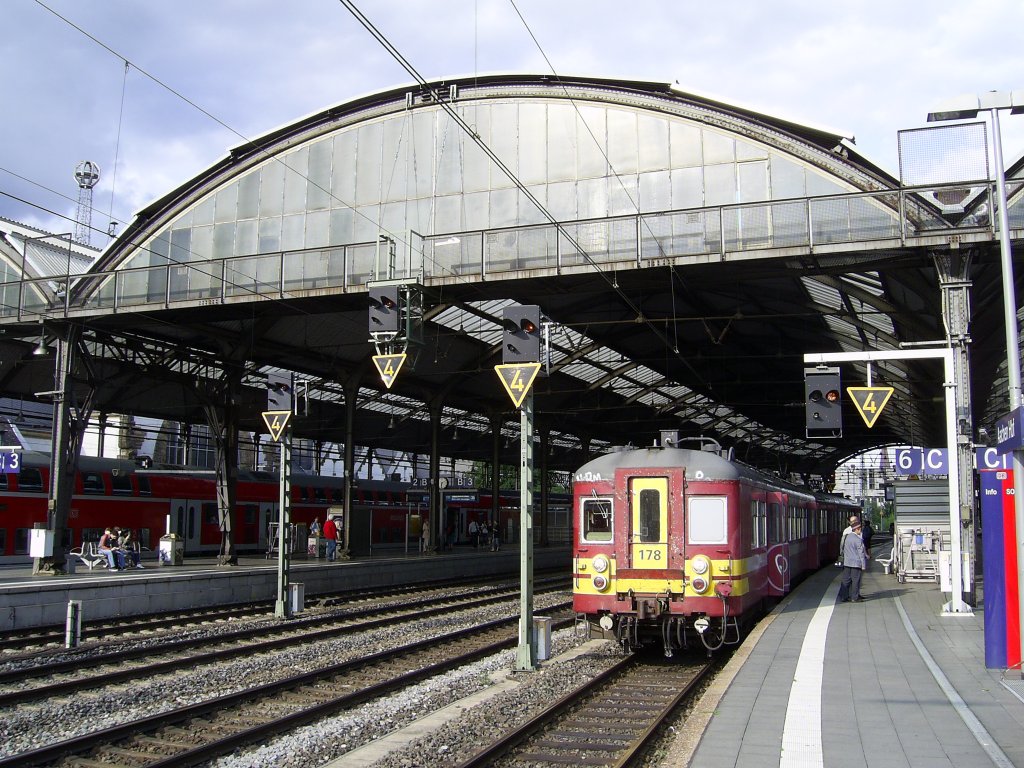 AM Triebwagen 178 steht Abfahrbereit nach Lttich im Aachener Hbf auf Gleis 6 statt 9 weil dort gebaut wurde, 29.07.12 