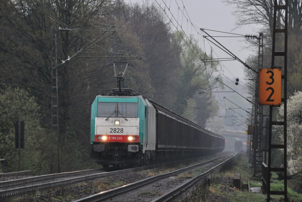 Am trben 03/04/2011 zog HLE 2828 ihre schwere Last die Rampe am Gemmenicher Weg hoch von Aachen-West kommend in Richtung Belgien.
