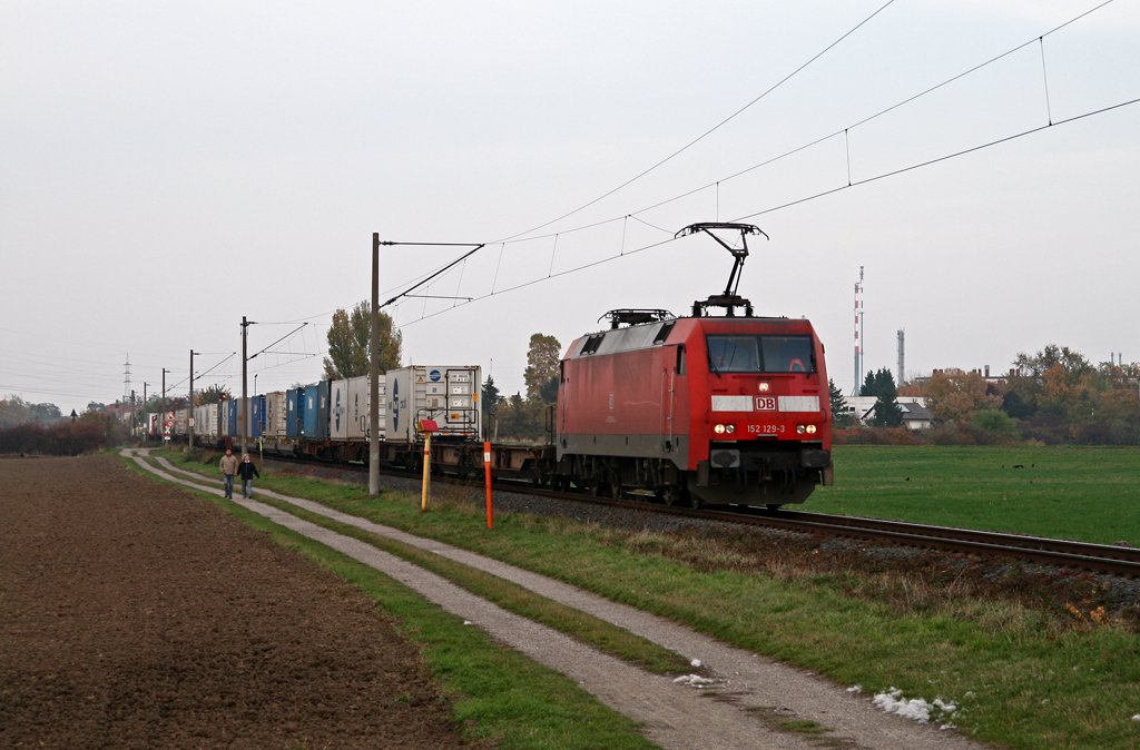 Am tr�ben 31. Oktober 2009 ist 152 129 mit einem KV-Zug auf der BASF-Verbindungsbahn Richtung Ludwigshafen-Oggersheim unterwegs. Die Aufnahme entstand im Ludwigshafener Stadtteil Edigheim.