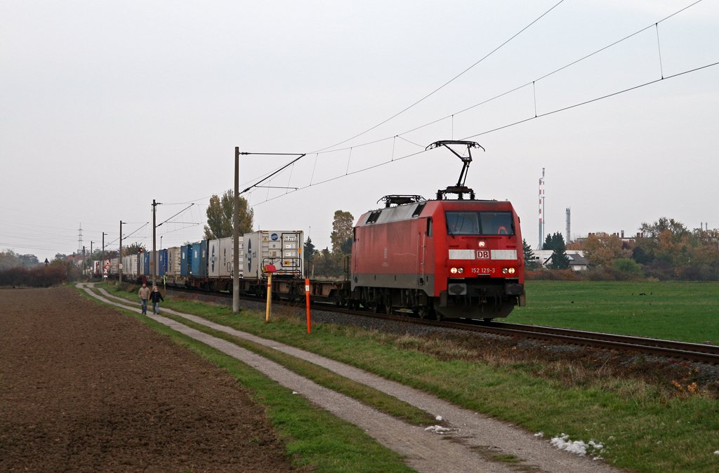Am trben 31. Oktober 2009 ist 152 129 mit einem KV-Zug auf der BASF-Verbindungsbahn Richtung Ludwigshafen-Oggersheim unterwegs. Die Aufnahme entstand im Ludwigshafener Stadtteil Edigheim.