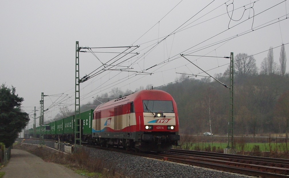 Am trben, grauen und frhen 18.02.2011 kam 420 14 der EVB mit der  grnen Wand  in Fahrtrichtung Norden durch Eschwege West. Aufgenommen an der Nordeinfahrt nach Eschwege.