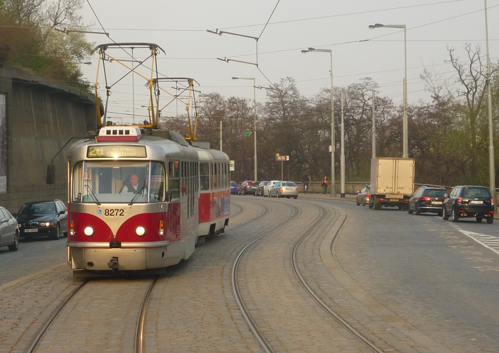 Am Ufer der Moldau entlang fhrt dieser teilweise niederflurig umgebaute T3. Das Bild war nur durch den engen Takt der Prager Straenbahn mglich; es wurde aus der vorausfahrenden Bahn aufgenommen. Prag, 2012-04-04.