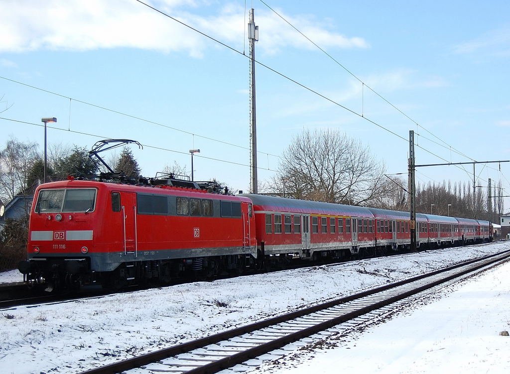 Am Veilchendienstag schob die 111 116 einen Zug der Linie RE 13 nach Venlo und legte in Boisheim einen Halt ein. 16.2.2010