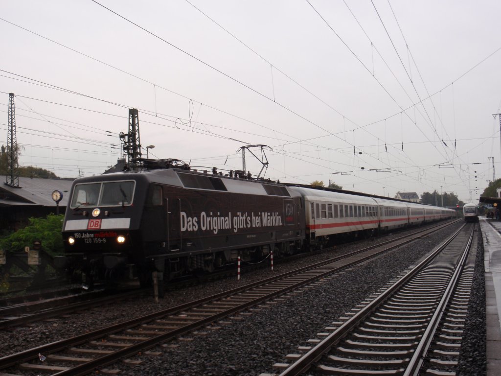 Am veregneten 5 Oktober 2009 steht die Mrklin 120er im Solinger Hauptbahnhof mit IC 2620. Dieser besteht aus 10 Wagen und einer abgebgelten 101er am Zugschluss. Die Lnge des Zuges drfte wohl auch der Grund sein warum die 120er nicht mehr am Bahnsteig steht.