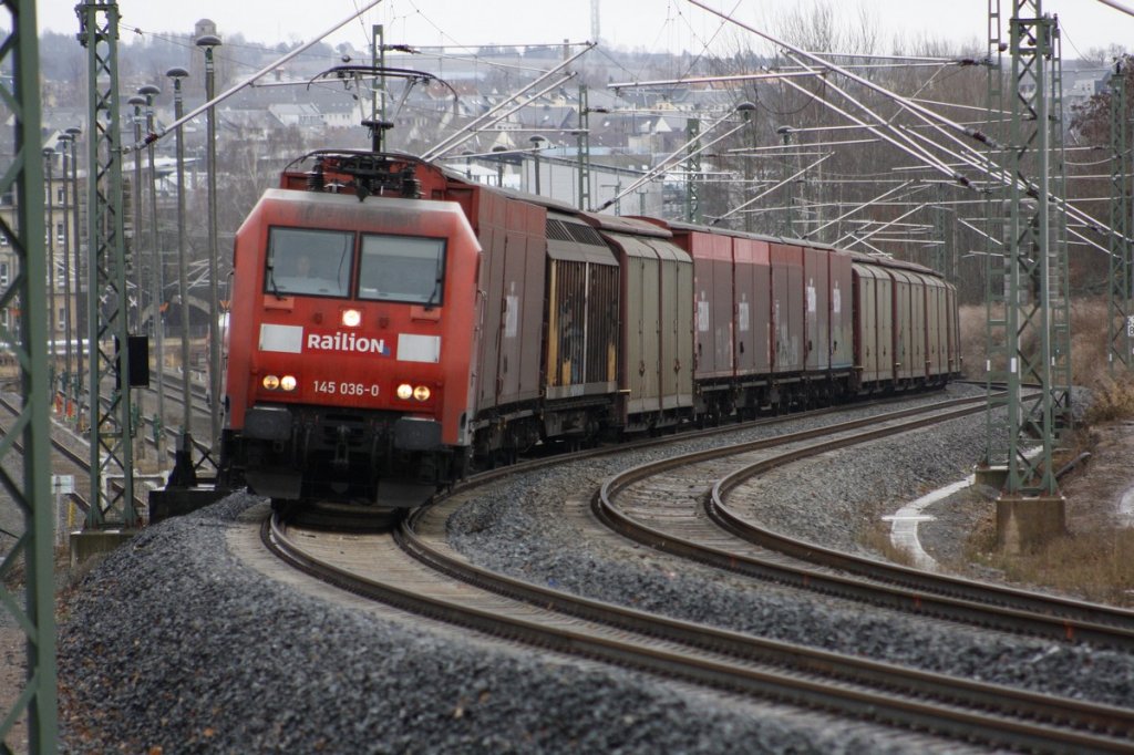 Am verregneten Sonnabend Vormittag ist ein Gterzug mit der BR 145 036-0 auf dm Weg, raus aus Chemnitz, in Richtung Riesa, kurz vor dem ehemaligen Abzweig  Chemnitz-Furth , dessen Dienstgbude nun auch de Vergangeheit angehrt! 17.11.2011