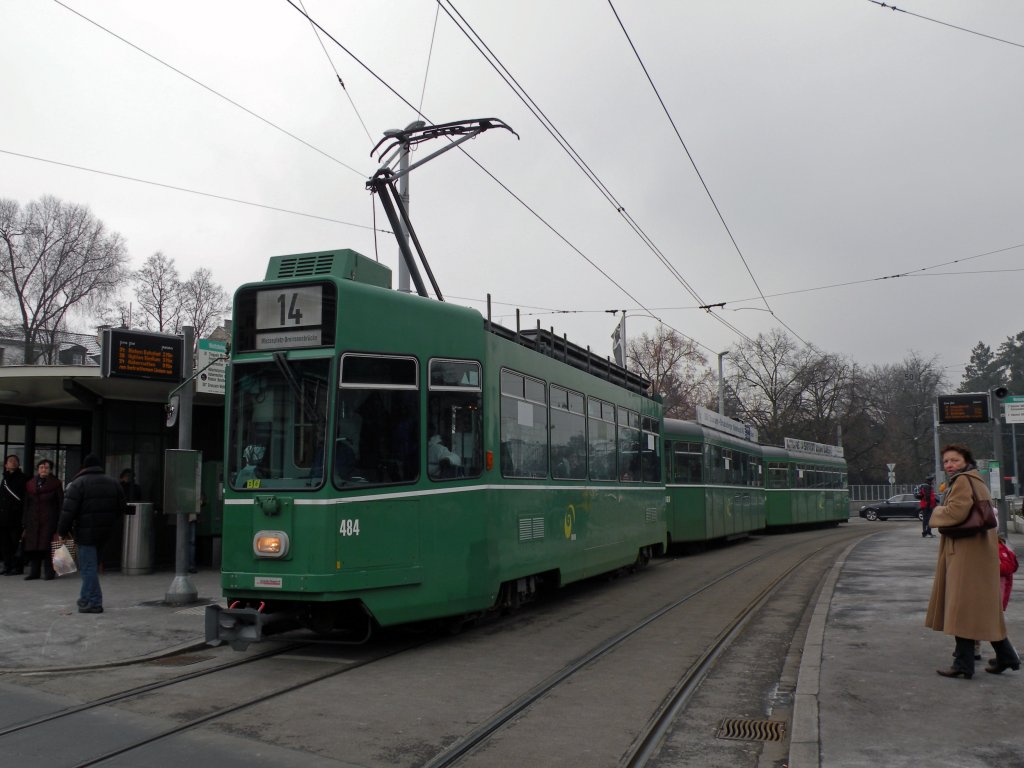 Am Vogel Gryff wurde die Linie 14 via Wettsteinplatz umgeleitet. Hier Motorwagen 484 an der Haltestelle Wettsteinplatz. Die Aufnahme stammt vom 27.01.2010.