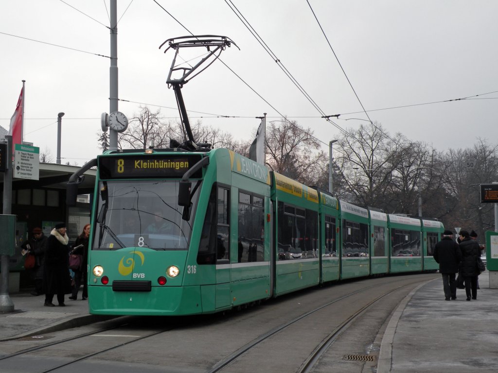 Am Vogel Gryff wurde die Linie 8 via Wettsteinplatz umgeleitet. Hier Combino 316 an der Haltestelle Wettsteinplatz. Die Aufnahme stammt vom 27.01.2010.