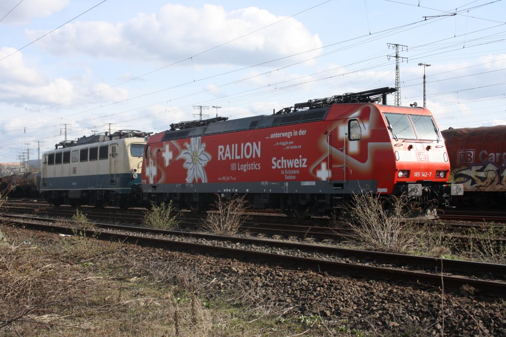 Am Vorfeld in Koblenz L�tzel standen am 05.04.10 185 142-7 und 140 423-5.
