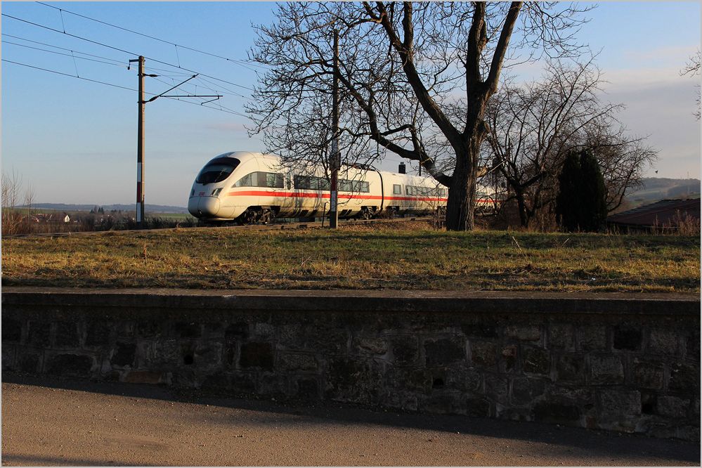 Am vorletzten Tag des Betriebs des Fernverkehrs auf der alten Westbahn (vor Inbetriebnahme der Hochleistungsstrecke) habe ich ICE 28 in den ersten Sonnenstrahlen bei der Durchfahrt in Ollersbach aufgenommen. 7.12.12