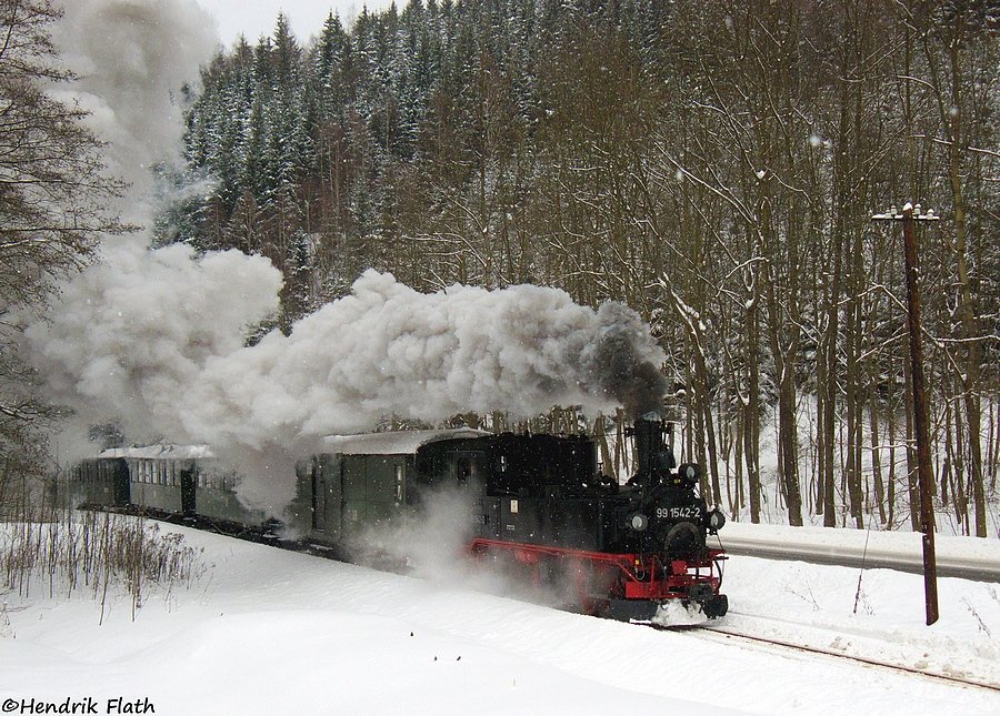 Am Vormittag des 31.01.2010 herrschte ja bei der Fichtelbergbahn noch schnster Sonnenschein. Leider trbte es sich dann rasch zu, so das 99 1542 im Prenitztal nur noch bei Schneefall fotografiert werden konnte. Nahe des B an der Grumbacher Strae dampft die Maschine bergwrts.