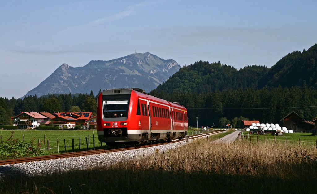 Am Vormittag des 7. September 2009 ist der Kemptener 612 590 „Lindau“ bei Langenwang (Schwab) als Leerfahrt unterwegs nach Oberstdorf.
