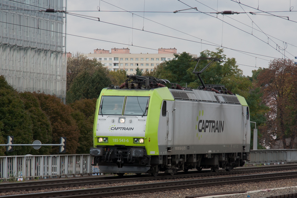 Am Vormittag zog 185 543 einen Autotransport von Bad Schandau nach Dresden. Leider war das Foto in Wehlen ein Fall fr den Papierkorb. Hier kommt sie nun solo auf dem Rckweg durch den Dresdner Hbf. 04.10.2012