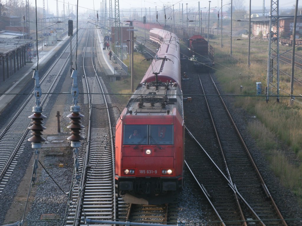 Am Vormittag,vom 06.November 2011,berfhrte die HGK 185 631 den Leerpark von Bergen/Rgen nach Binz von wo aus der Zug nach Kln zurck fuhr.Aufnahme von Fussgngerbrcke in Bergen/Rgen.
