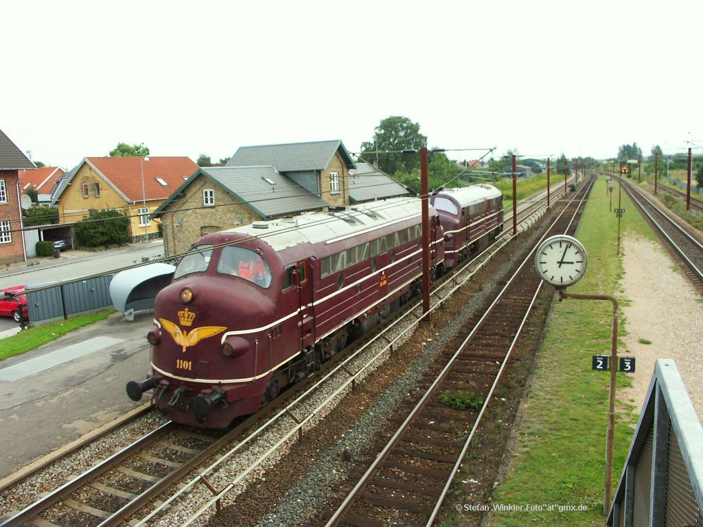 Am Vortag des Eisenbahn-Festes im d�nischen Bahnmuseum in Odense donnerte dieses MY/MX-Gespann durch den beschaulichen Bahnhof Taulov mit seinem Rasenbahnsteig. Das war ein Ohrenschmaus! Die Fuhre war grad voll am Beschleunigen, wozu die Diesels ordenlich drehen mussten. 