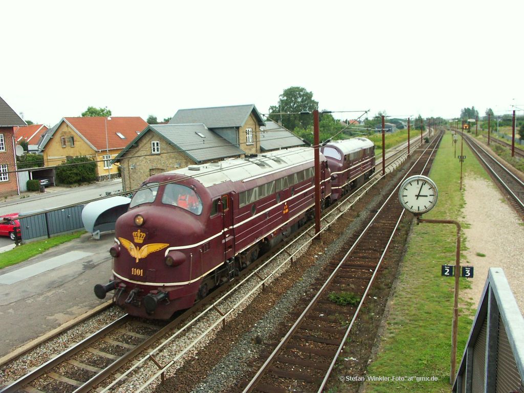Am Vortag des Eisenbahn-Festes im dnischen Bahnmuseum in Odense donnerte dieses MY/MX-Gespann durch den beschaulichen Bahnhof Taulov mit seinem Rasenbahnsteig. Das war ein Ohrenschmaus! Die Fuhre war grad voll am Beschleunigen, wozu die Diesels ordenlich drehen mussten. 
