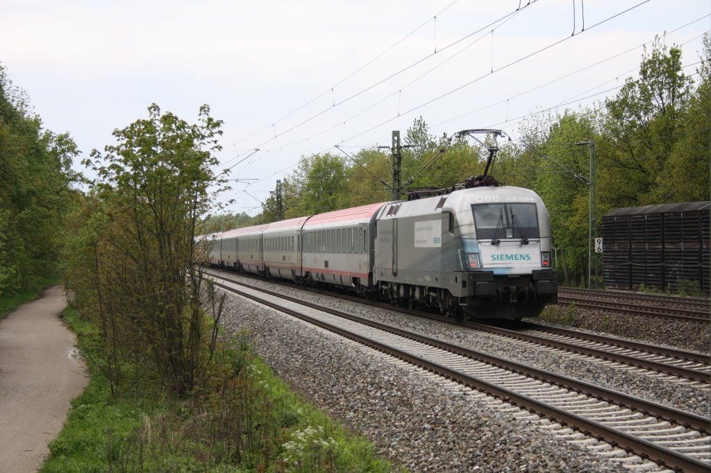 Am Weg nach Mnchen Hbf war am 17.05.10 die 1116 038  Siemens . Durchfahrt schiebend in Vaterstetten.