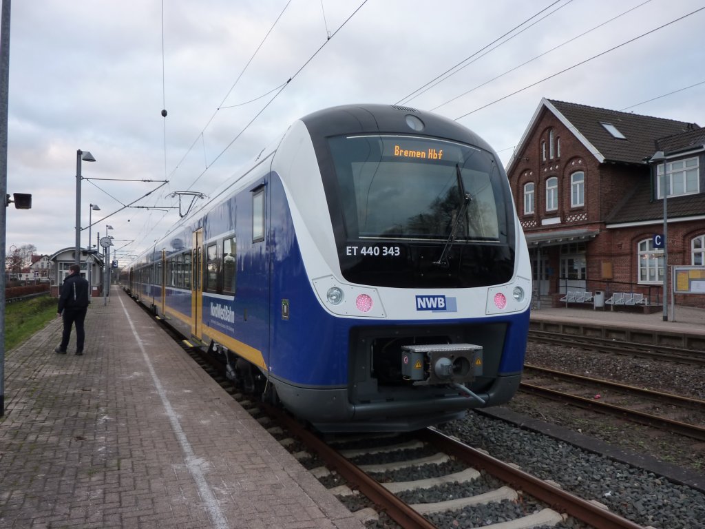 Am westlichen Endpunkt der Regio-S-Bahn steht 440 343 um nach 30 min Aufenthalt zurck nach Bremen zu fahren. Aufgenommen am 12.12.2010 in Bad Zwischenahn.