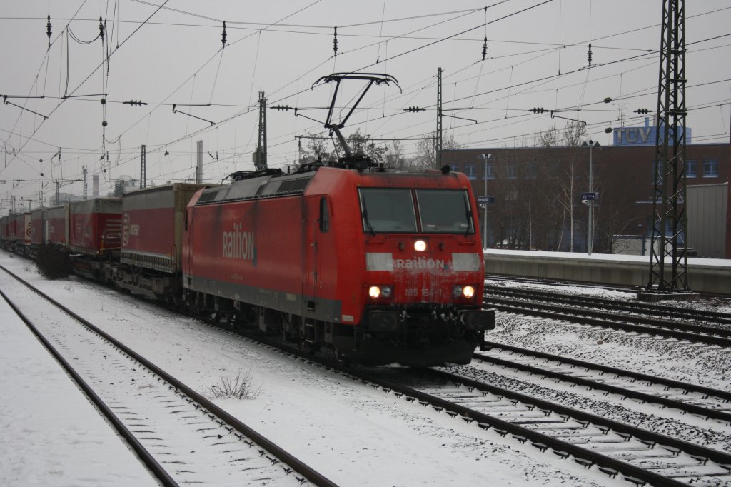 Am winterlichen Heimeranplatz in Mnchen rauschte die 185 164-1 mit ihrem GZ gen Sden durch. Gru an den netten Tf. (8.1.10)
