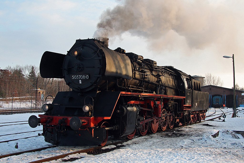 Am Wochenende 13./14.Februar war die zuletzt rekonstruierte Lok der BR 50, die 50 3708-0 zu Gast im Museums-Bw Leipzig-Plagwitz. Nachdem sie von den Leipziger Eisenbahnfreunden am Sonntagabend mit Wasser und Kohle versorgt wurde, ging es im letzten Licht des Tages zur�ck nach Halberstadt. 