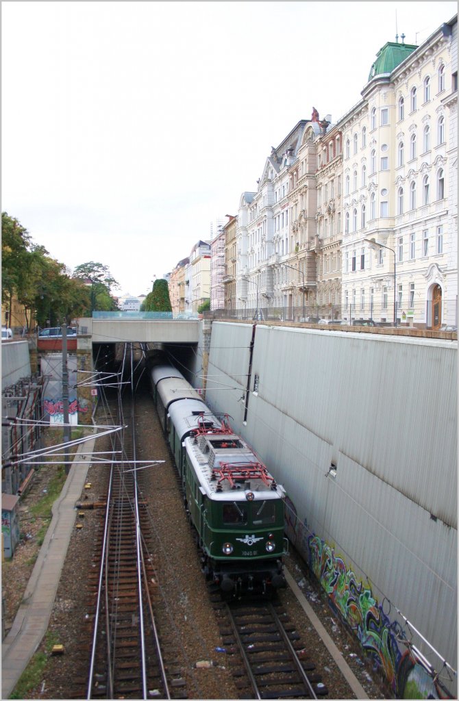 Am Wochenende des 8./9.Oktober 2011 bespannte nun endlich die 1040 01 die Ernstbrunner Nostalgiezge von Wien nach Korneuburg. Hier mit EZ 7390 zwischen Wien Rennweg und Wien Mitte. 09.10.11