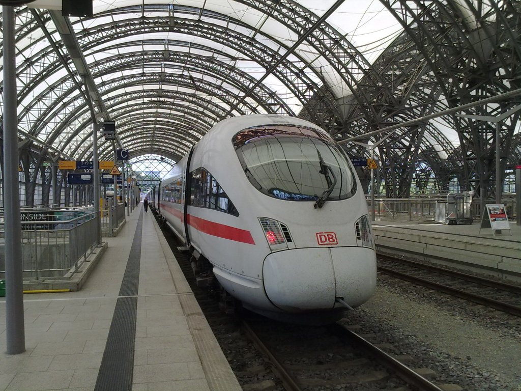 Am wunderschnen Mittwoch steht ein ICE T im oberen Teil des Dresdener HBF.
Dieser fuhr in wenigen Minuten nach Wiesbaden ab.
9.6.10
