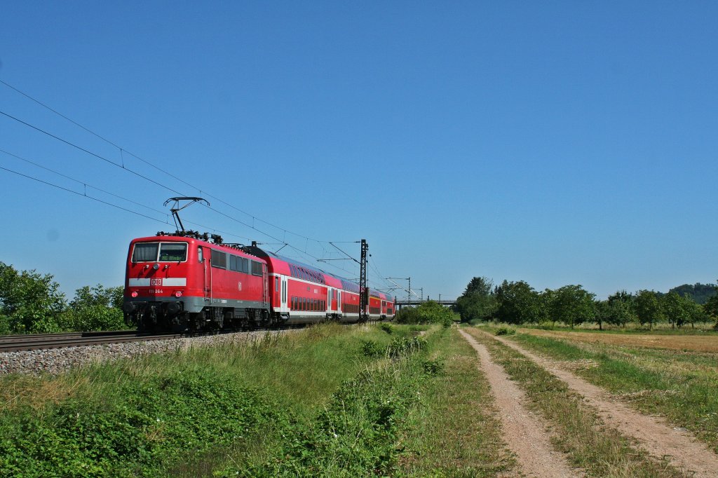 Am wunderschnen Vormittag des 01.08.12 war 111 064 mit einer RE-Dosto-Garnitur bei Hgelheim zu sehen. Sie bringt den Zug nach Offenburg und wird so noch den ganzen Tag unterwegs sein.