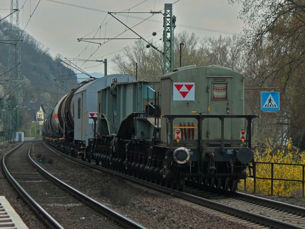 Am Zugende eines gemischten Gterzug der von 151 260-3 am 03.04.2012 auf der rechten Rheinstrecke bei Leubsdorf Richtung Sden gezogen wird hngt dieser Tragschnabelwagen mit 20 Achsen und seinem Begleitwagen.
