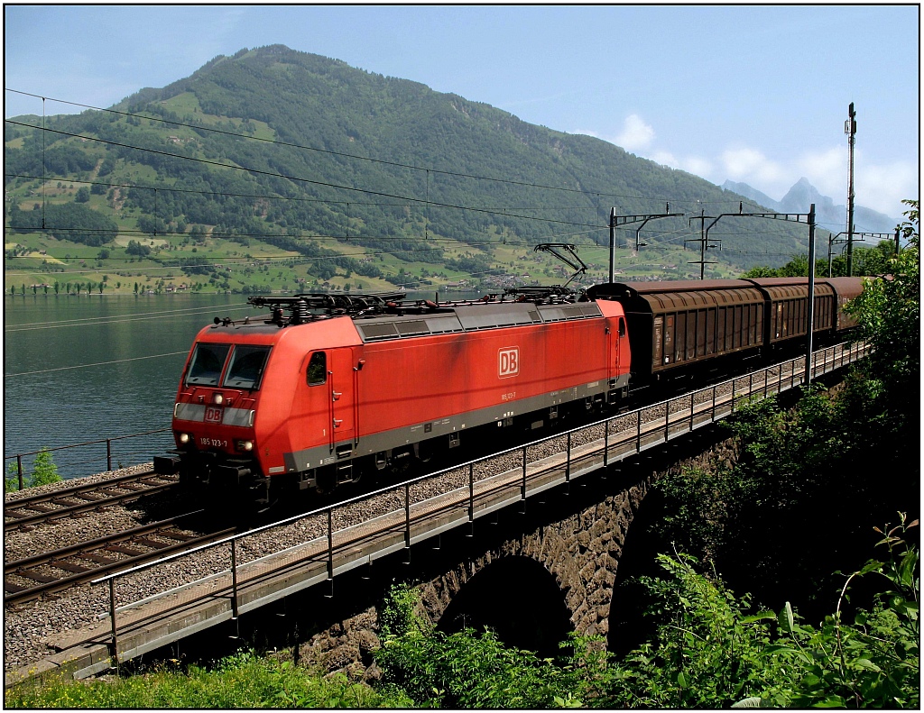 Am Zugersee mit der 185 123-7 zwischen Goldau und Rotkreuz.
Mai 2009