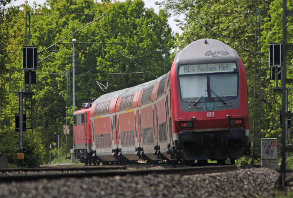 Am Zugschluss des RE10414 nach Dortmund hngt ein Steuerwagen der Gattung 761.2, gezogen wurde der Zug von 111 116, hier zwischen Geilenkirchen und bach, 19.5.10