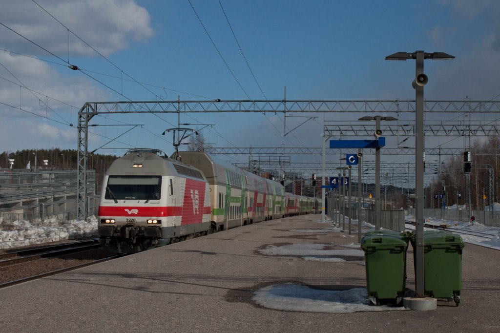 Am, zumindest im recht hohen Norden, wunderschnen Ostersonntag fhrt die etwas pummelige Re 460, Verzeihung, Sr2 3228 mit dem durchaus fotogenen IC 8 (Joensuu > Helsinki) im Bahnhof Lahti ein. (31. Mrz 2013)