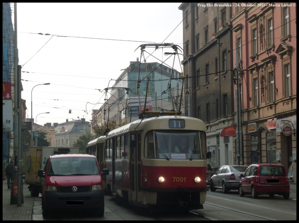 Am zweiten Tag meines Aufenthaltes in Prag begann mein Ausflug an der Halltestelle Bruselsk um in die Innenstadt von Prag zu fahren. Zuerst kam 7001 vorbei. (23.10.2011)