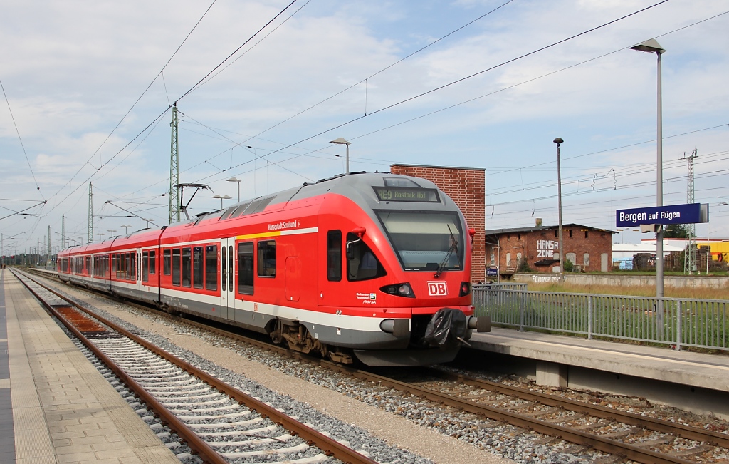 Am zweiten Tag stand der Rasende Roland auf dem Programm. Vom Bahnhof Bergen auf Rgen wollten wir mit der PRESS nach Lauterbach Mole fahren. Nicht ohne vorher noch 429 028 beim Halt im Bahnhof Bergen auf Rgen abzulichten. Aufgenommen am 08.08.2011.