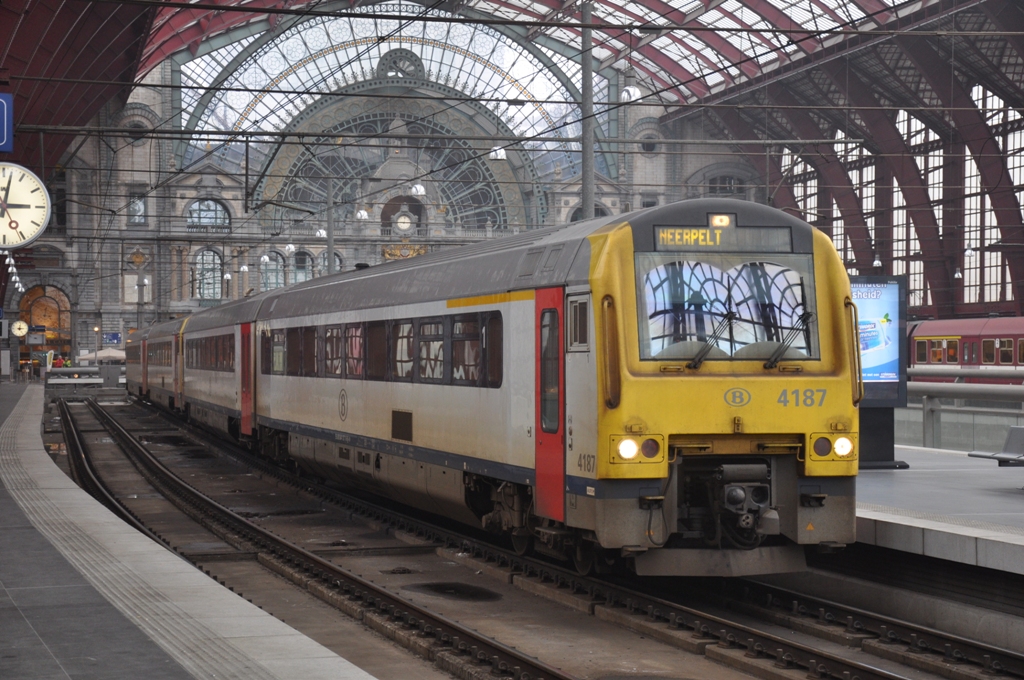 AM4187 mit IR-Zug nach Neerpelt aufgenommen 17/02/2013 in Bahnhof Antwerpen-Centraal 

