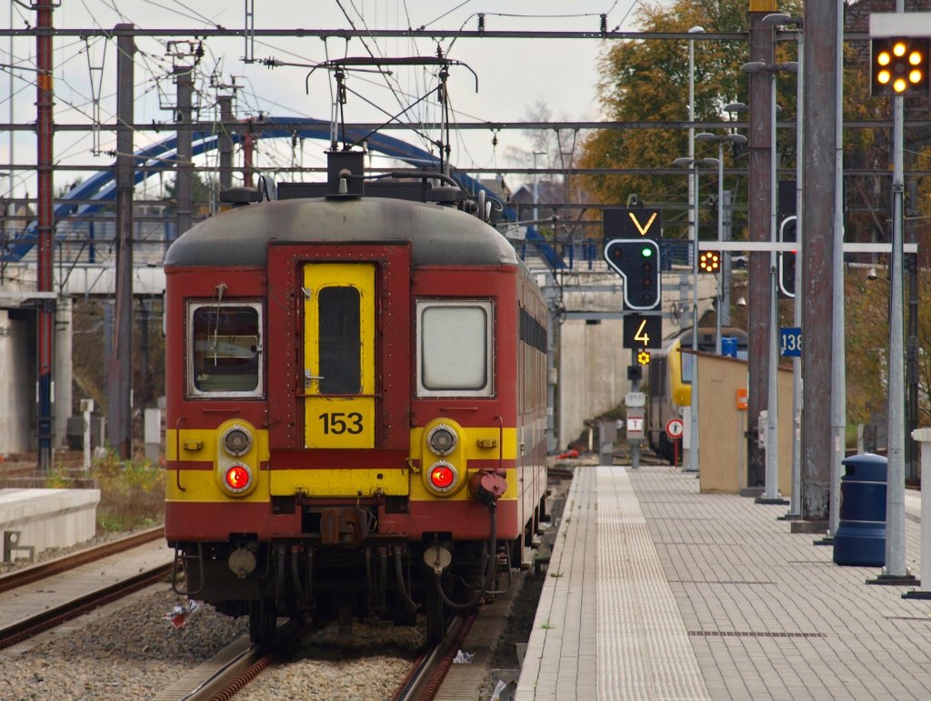 AM62 Triebzug Nr.153 verlt den Bahnhof von Welkenraedt (B) am 14.11.2010 nach Aachen.