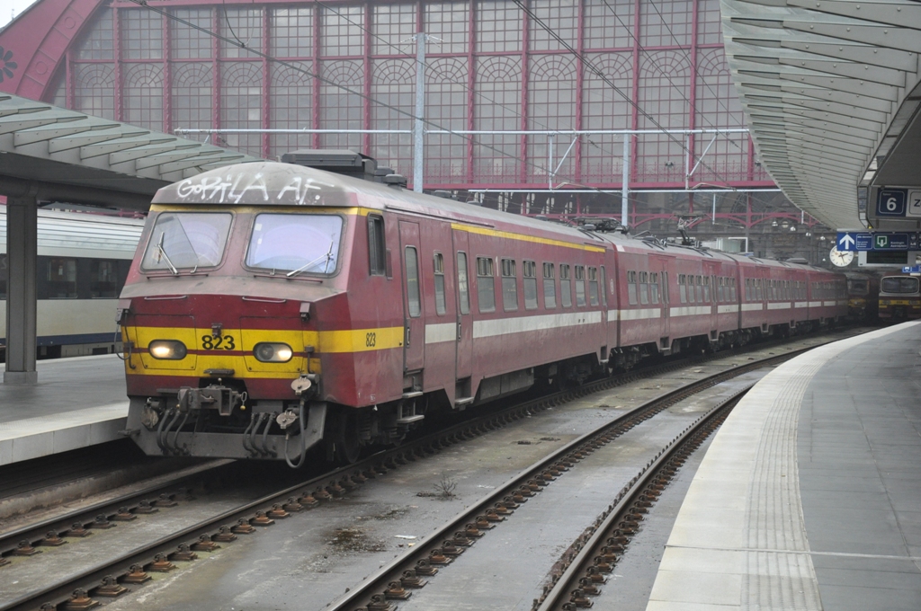 AM823 mit L-trein nach Flughafen Brussel-Nationaal aufgenommen 17/02/2013 in Bahnhof Antwerpen-Centraal